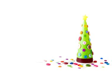 El yapımı bir alternatif Noel ağacı. Beyaz arka plan