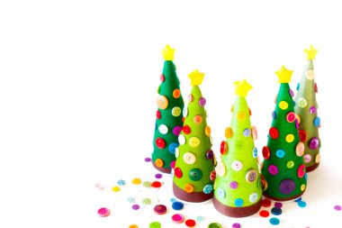 El yapımı bir alternatif Noel ağacı. Beyaz arka plan