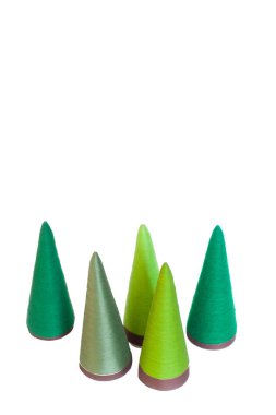 El yapımı bir alternatif Noel ağacı. Beyaz arka plan