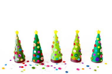 El yapımı bir alternatif Noel ağacı. Beyaz arka plan