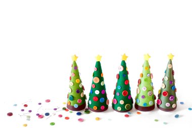 El yapımı bir alternatif Noel ağacı. Beyaz arka plan