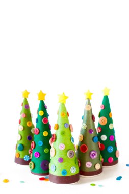 El yapımı bir alternatif Noel ağacı. Beyaz arka plan