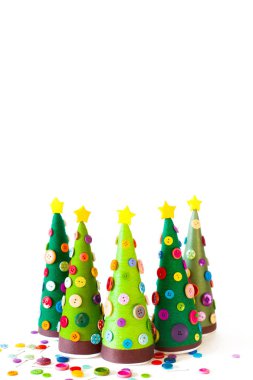 El yapımı bir alternatif Noel ağacı. Beyaz arka plan