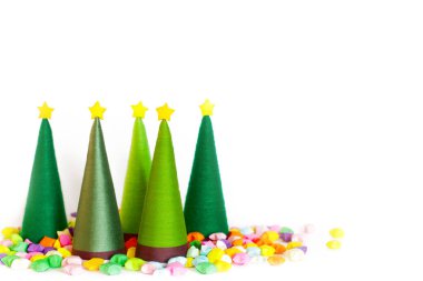 El yapımı bir alternatif Noel ağacı. Beyaz arka plan