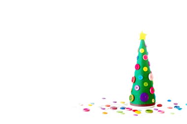 El yapımı bir alternatif Noel ağacı. Beyaz arka plan