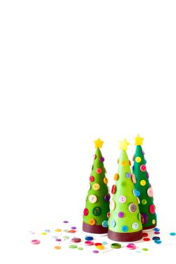 El yapımı bir alternatif Noel ağacı. Beyaz arka plan