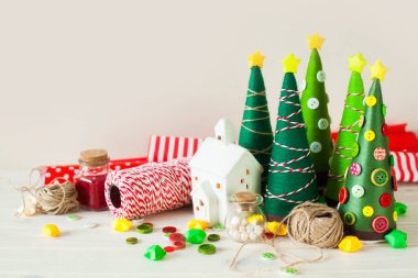 Alternatif Noel ağacı külah. Beyaz Saray şamdan. İp ve hediye sarma için kağıt.