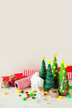 Alternatif Noel ağacı külah. Beyaz Saray şamdan. İp ve hediye sarma için kağıt.