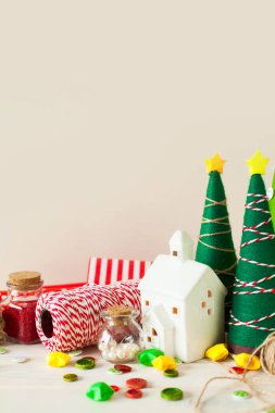 Alternatif Noel ağacı külah. Beyaz Saray şamdan. İp ve hediye sarma için kağıt.