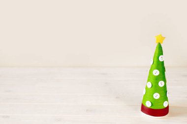 Alternatif Noel ağacı külah. Noel ağacı, iplik ve iplik yapılmış. Noel ağacı düğmeleri ile dekore edilmiştir. El yapımı ağaç.