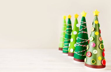 Alternatif Noel ağacı külah. Noel ağacı, iplik ve iplik yapılmış. Noel ağacı düğmeleri ile dekore edilmiştir. El yapımı ağaç.