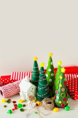 Alternatif Noel ağacı külah. Beyaz Saray şamdan. İp ve hediye sarma için kağıt.