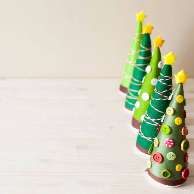 Alternatif Noel ağacı külah. Noel ağacı, iplik ve iplik yapılmış. Noel ağacı düğmeleri ile dekore edilmiştir. El yapımı ağaç.