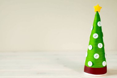 Alternatif Noel ağacı külah. Noel ağacı, iplik ve iplik yapılmış. Noel ağacı düğmeleri ile dekore edilmiştir. El yapımı ağaç.