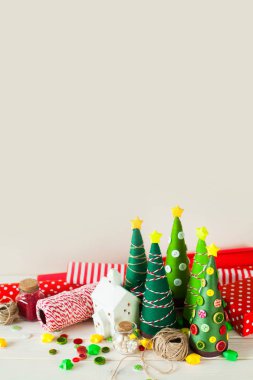 Alternatif Noel ağacı külah. Beyaz Saray şamdan. İp ve hediye sarma için kağıt.