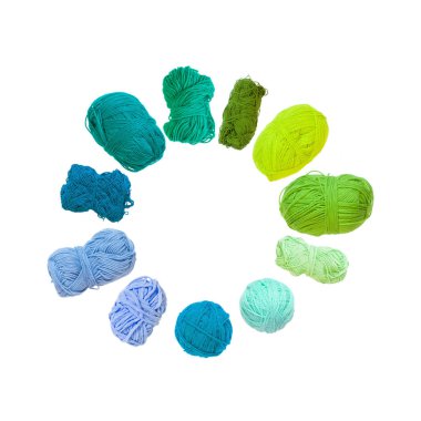 Farklı renkteki yün iplikler. İzole.