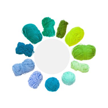 Farklı renkteki yün iplikler. İzole.