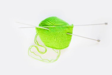 Örme kumaş yeşil. Yeşil örgü iplik. Beyaz arka plan.