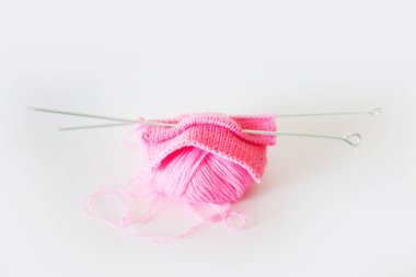 Örme kumaş pembe. Pembe örgü iplik. Beyaz arka plan.