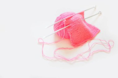 Örme kumaş pembe. Pembe örgü iplik. Beyaz arka plan.