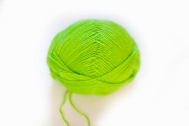 Örgü yeşil. Yeşil örgü iplik. Beyaz arka plan. 