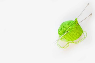 Örme kumaş yeşil. Yeşil örgü iplik. Beyaz arka plan.