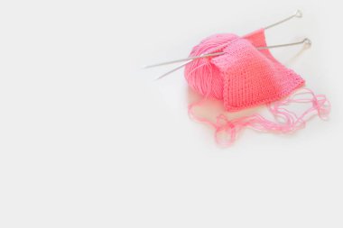 Örme kumaş pembe. Pembe örgü iplik. Beyaz arka plan.