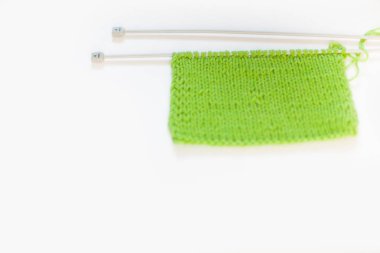 Örme örme yeşil. Yeşil örgü iplik. Beyaz arka plan. 