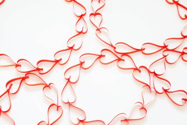 Bir daire şeklinde kırmızı kalp.