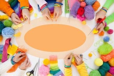 Kadınlar kroşe ve renkli iplik örgü. Yukarıdan görüntülemek.