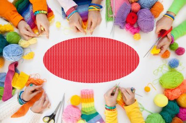 Kadınlar kroşe ve renkli iplik örgü. Yukarıdan görüntülemek.