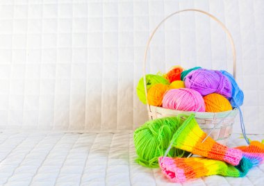 Renkli iplik clews sepetle closeup. Serbest yaratıcı çalışma ve mutlu yaşam kavramı