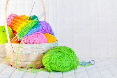 Renkli iplik clews sepetle closeup. Serbest yaratıcı çalışma ve mutlu yaşam kavramı