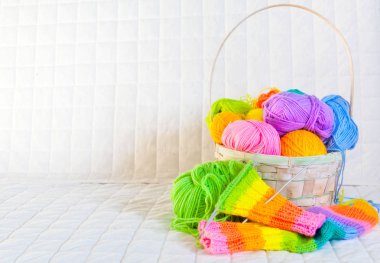 Renkli iplik clews sepetle closeup. Serbest yaratıcı çalışma ve mutlu yaşam kavramı