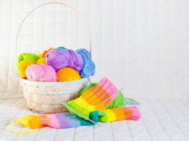 Renkli iplik clews sepetle closeup. Serbest yaratıcı çalışma ve mutlu yaşam kavramı