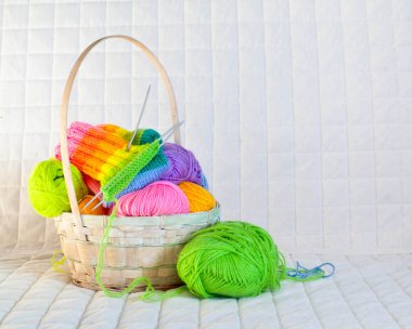Renkli iplik clews sepetle closeup. Serbest yaratıcı çalışma ve mutlu yaşam kavramı