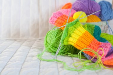 Renkli iplik clews sepetle closeup. Serbest yaratıcı çalışma ve mutlu yaşam kavramı