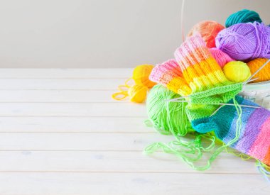 Renkli iplik clews sepetle closeup. Serbest yaratıcı çalışma ve mutlu yaşam kavramı