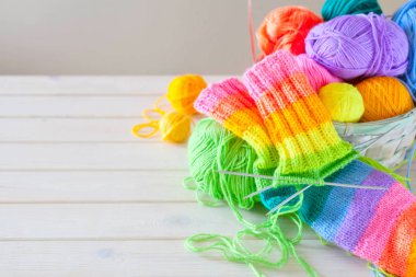 Renkli iplik clews sepetle closeup. Serbest yaratıcı çalışma ve mutlu yaşam kavramı
