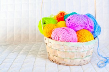 Renkli iplik clews sepetle closeup. Serbest yaratıcı çalışma ve mutlu yaşam kavramı