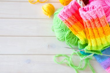 Renkli iplik clews sepetle closeup. Örme çorap.