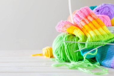 Renkli iplik clews sepetle closeup. Örme çorap.