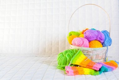 Renkli iplik clews sepetle closeup. Serbest yaratıcı çalışma ve mutlu yaşam kavramı