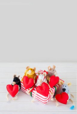 Ev yapımı oyuncak fare. Bir kalp tutarak fare.