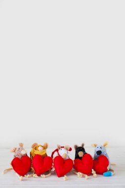 Ev yapımı oyuncak fare. Bir kalp tutarak fare.