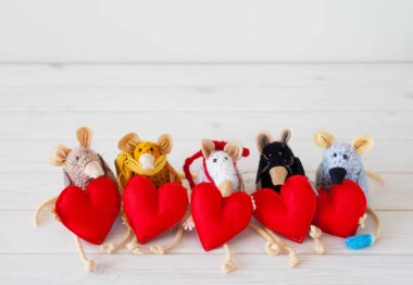 Ev yapımı oyuncak fare. Bir kalp tutarak fare.