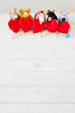 Ev yapımı oyuncak fare. Bir kalp tutarak fare.