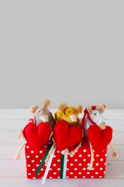 Ev yapımı oyuncak fare. Bir kalp tutarak fare.