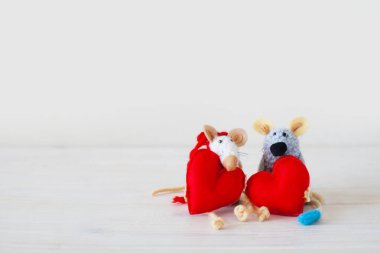 Ev yapımı oyuncak fare. Bir kalp tutarak fare.