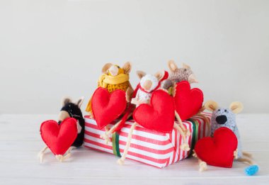 Ev yapımı oyuncak fare. Bir kalp tutarak fare.